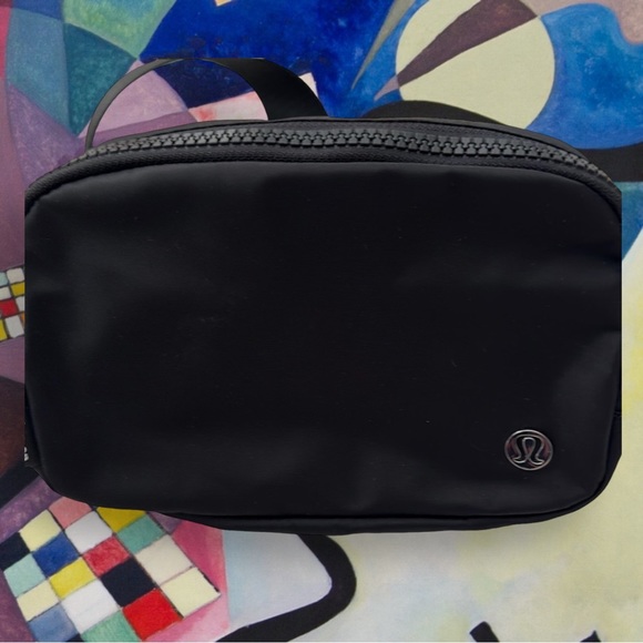 BNWOT Lululemon Black 1l Belt Bag - Picture 1 of 3